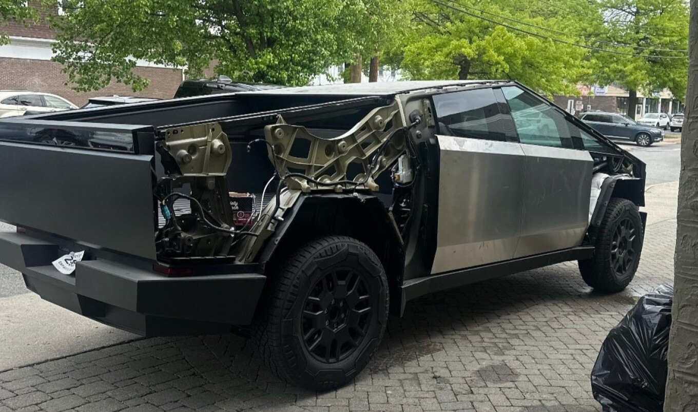 Η Tesla ανακαλεί τα Cybertruck λόγω προβλήματος στα μεταλλικά πάνελ