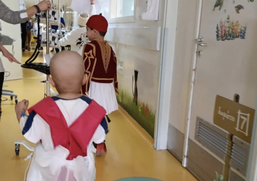 ΑΞΙΖΟΥΝ χειροκρότημα, μεγάλη συγκίνηση για την παρέλαση στην Παιδογκολογική κλινική (ΕΙΚΟΝΕΣ)
