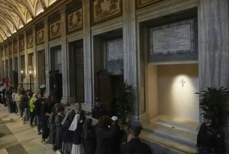 Βατικανό: Πάνω από 70.000 πιστοί προσκύνησαν τον τάφο του Φραγκίσκου