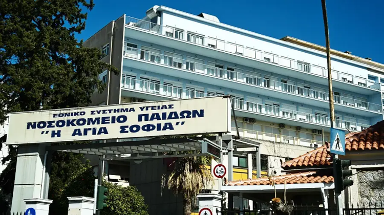 Ελλάδα: Ασύλληπτη τραγωδία - Νεκρό 7χρονο κοριτσάκι που χτύπησε σε τζαμαρία στο σπίτι του