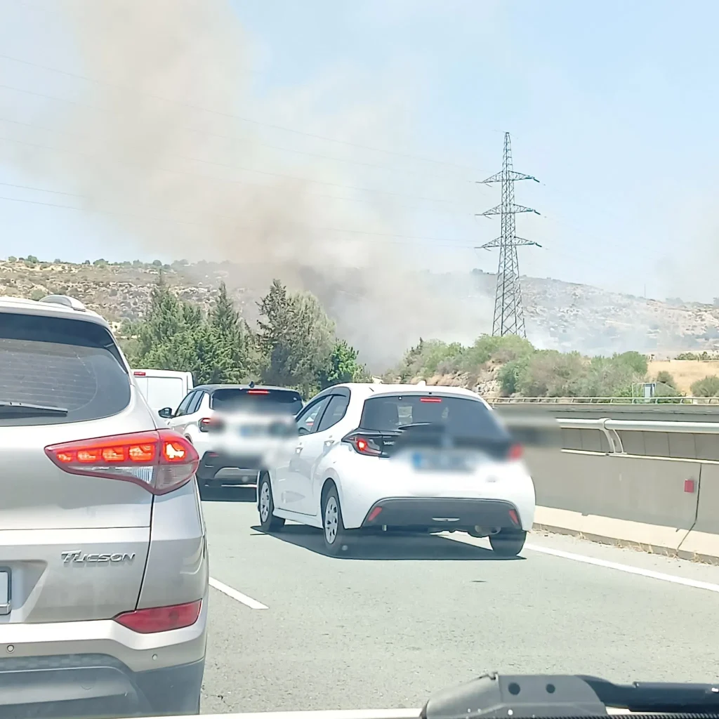 Λεμεσός: Πυρκαγιά κοντά στον αυτοκινητόδρομο- Κλειστές και οι 4 λωρίδες