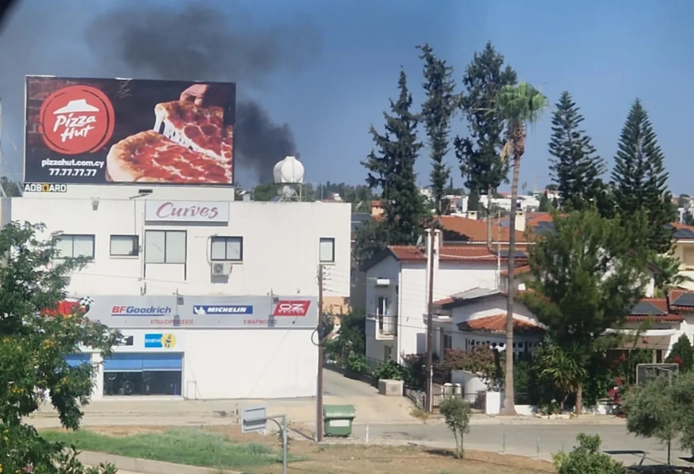 Ξέσπασε φωτιά κοντά σε καταστήματα στη Λευκωσία (video)