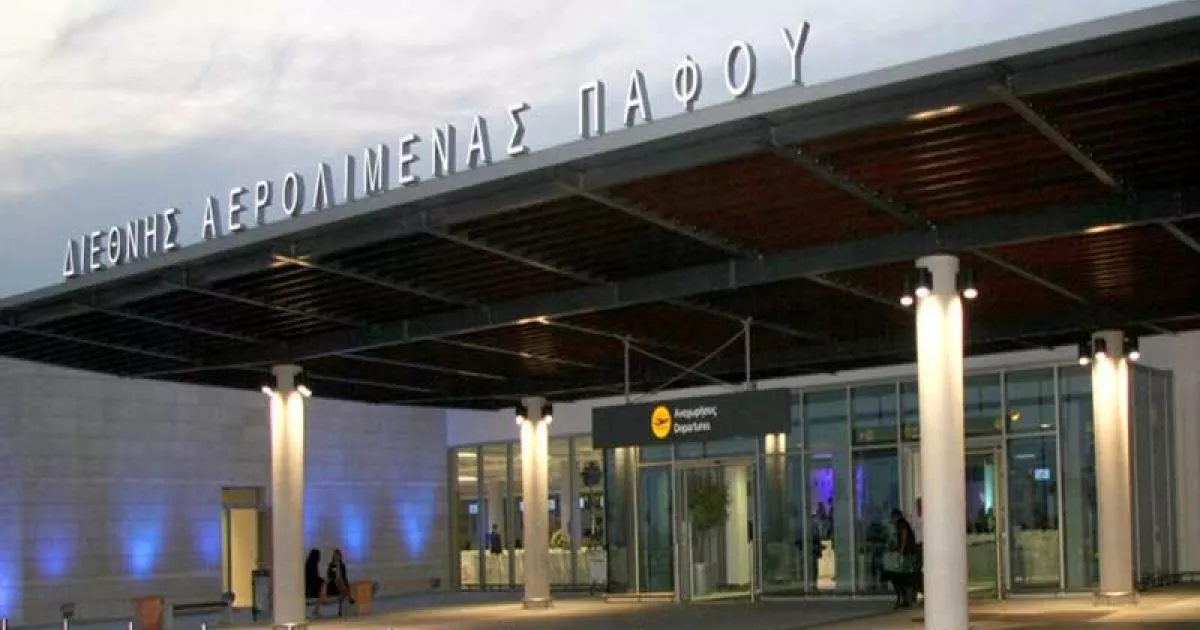Πήγε στο αεροδρόμιο μεθυσμένος και του απαγόρευσαν την επιβίβαση – Απώθησε αστυνομικούς και κατέληξε με χειροπέδες