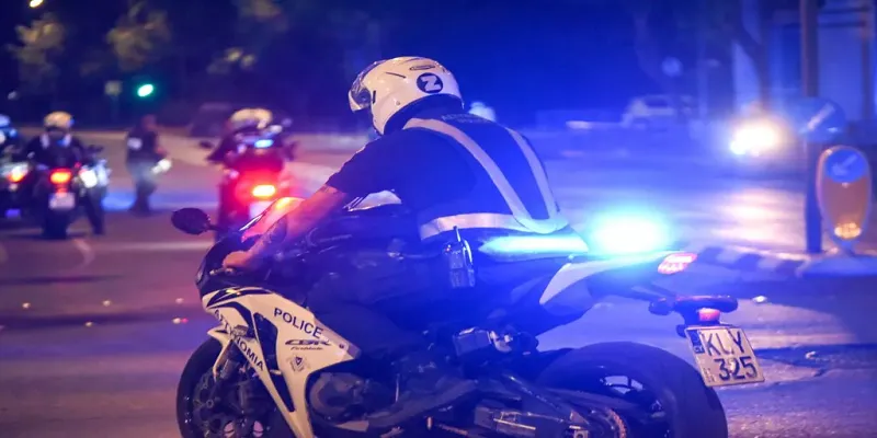 Έγινε στην επαρχία Αμμοχώστου: Τους έβγαλε έξω από το νυχτερινό κέντρο και τους έδειρε μαζί με άλλους...