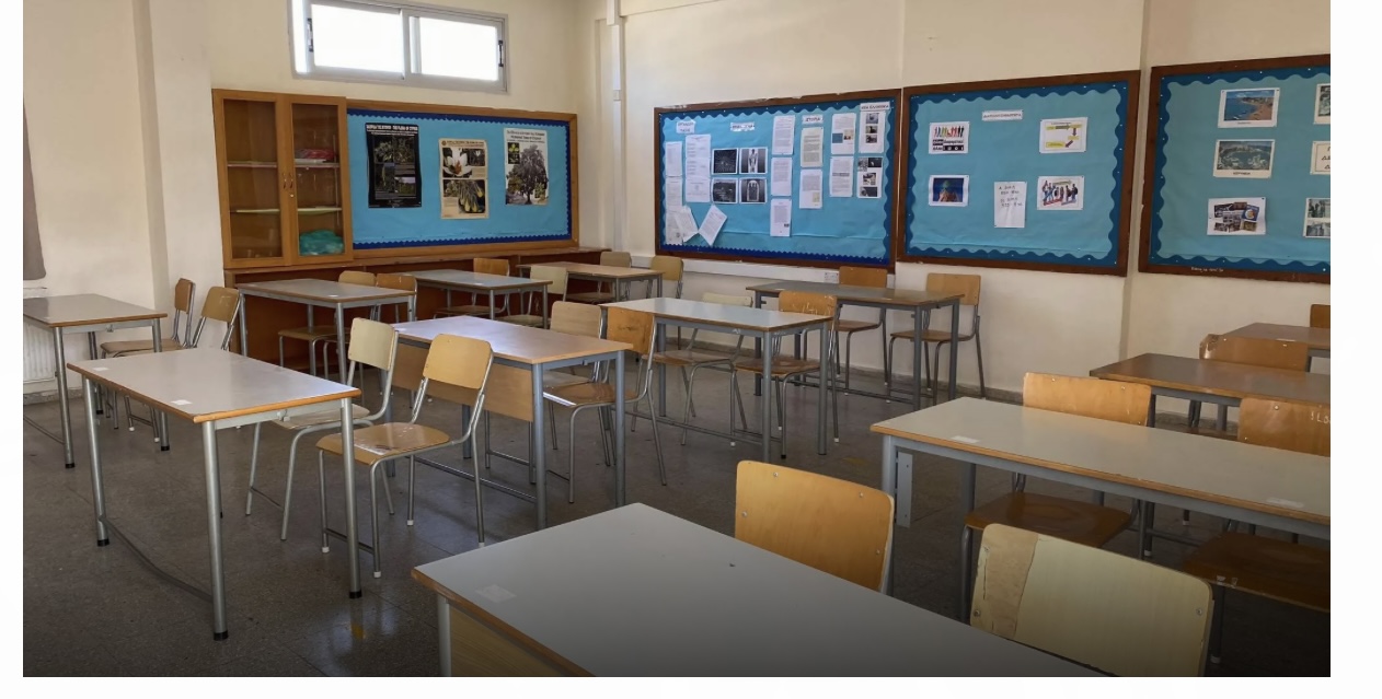 Έξω από τις τάξεις μαθητές στο Γυμνάσιο Πόλεως Χρυσοχούς, φωνές για κλιματιστικά και σπασμένους ανεμιστήρες