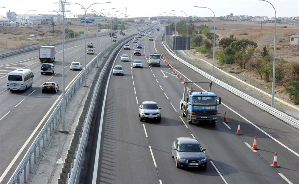 Αυξάνονται οι οδηγοί άνω των 70 ετών – Αντιπροσωπεύουν έναν στους επτά που κρατάνε τιμόνι (πίνακες)