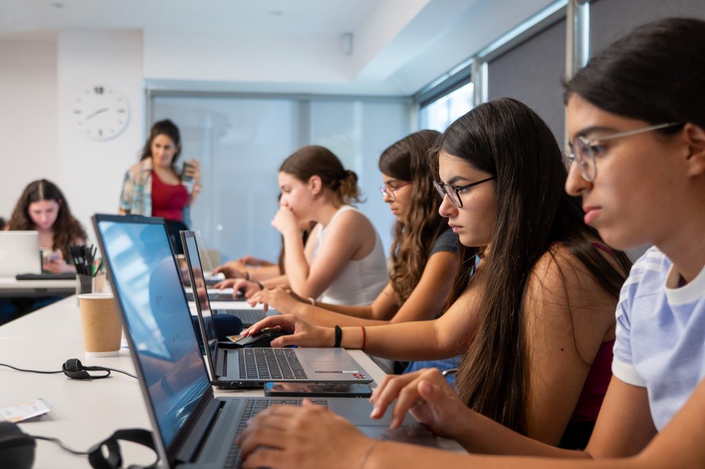 Girls in STEAM Academy: Το εκπαιδευτικό πρόγραμμα BridgeSTEAM έρχεται και φέτος στη Λευκωσία!