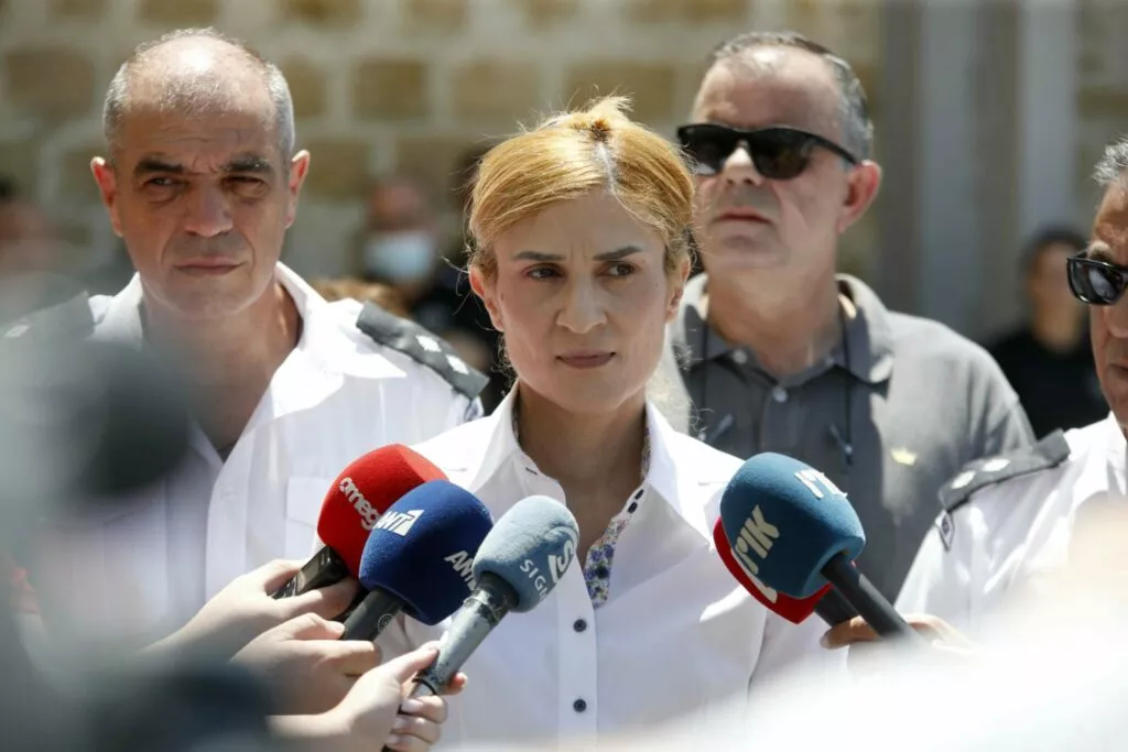 ΕΔΥ: Δίμηνη παράταση στη διαθεσιμότητα της Άννας Αριστοτέλους για την υπόθεση των εγγράφων – Δημόσιες καταγγελίες του Αλέξανδρου Κληρίδη