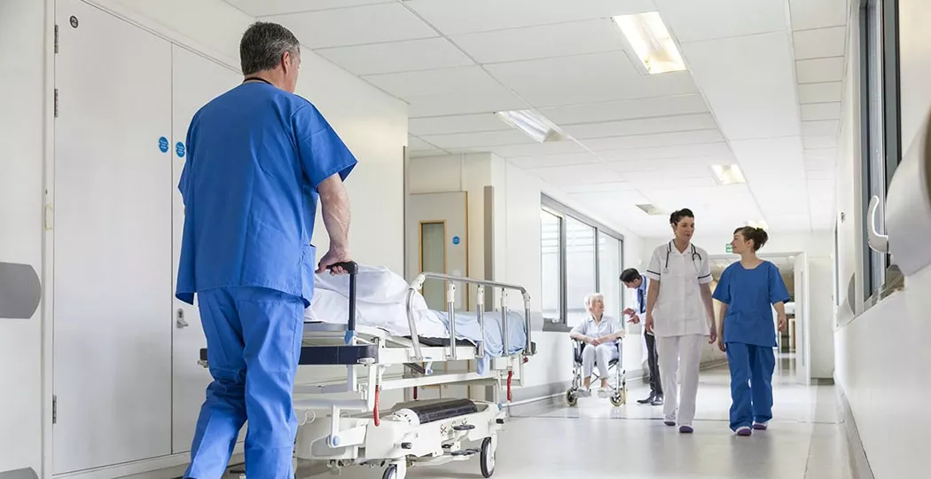 Στο πόδι τα νοσηλευτήρια του ΓεΣΥ: Ο ΟΑΥ αφαίρεσε 54 εξειδικευμένες επεμβάσεις χωρίς διαβούλευση