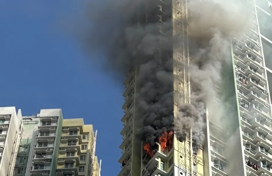 Στις φλόγες ουρανοξύστης στο Χονγκ Κονγκ, πληροφορίες για εγκλωβισμένους (ΒΙΝΤΕΟ)