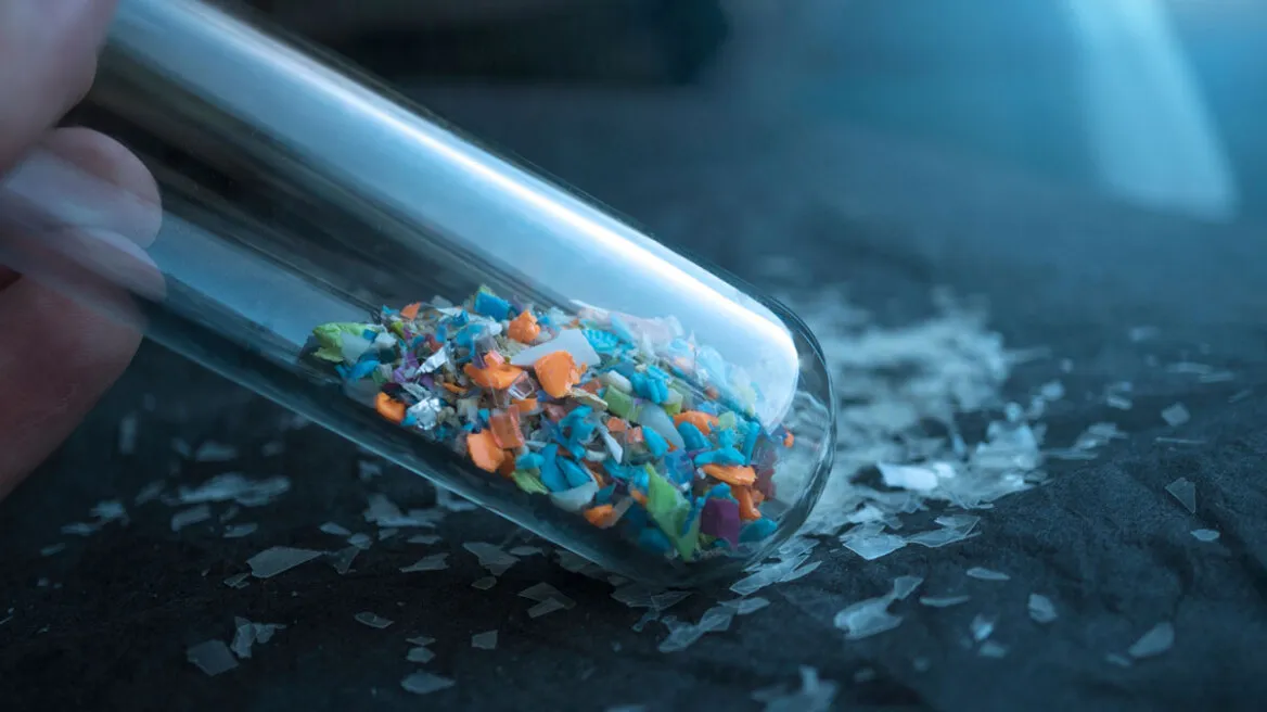 Μικροπλαστικά και «αιώνια» χημικά ένοχα για την αύξηση περιστατικών καρκίνου