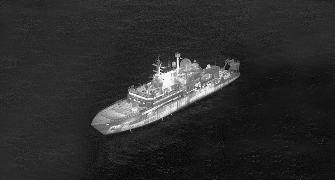 Τι γίνεται με το ρωσικό κατασκοπευτικό πλοίο βόρεια της Σκωτίας – Η Μόσχα τεστάρει τις αντοχές Βρετανίας και Δύσης