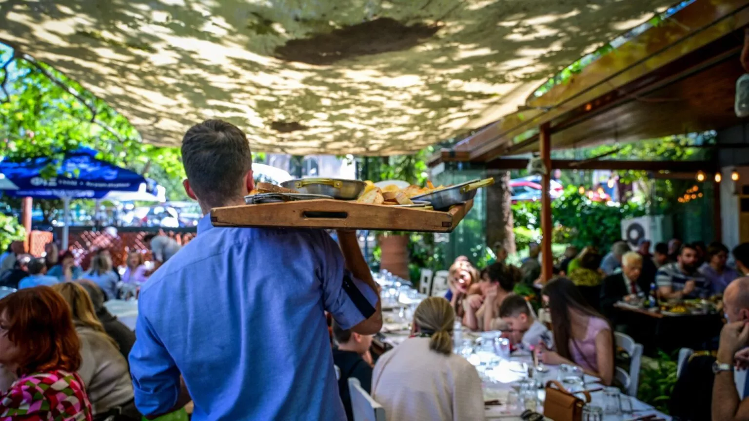 Θέλουν εκτός ΑΤΑ τους φτωχότερους εργαζόμενους – Η συμφωνία κολλά στον μισθό των χίλιων ευρώ