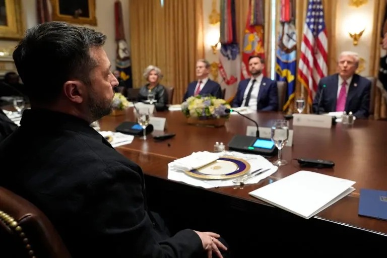 Διπλωματικός αναβρασμός: Στον τοίχο ο Ζελένσκι μετά το «τελεσίγραφο» Τραμπ