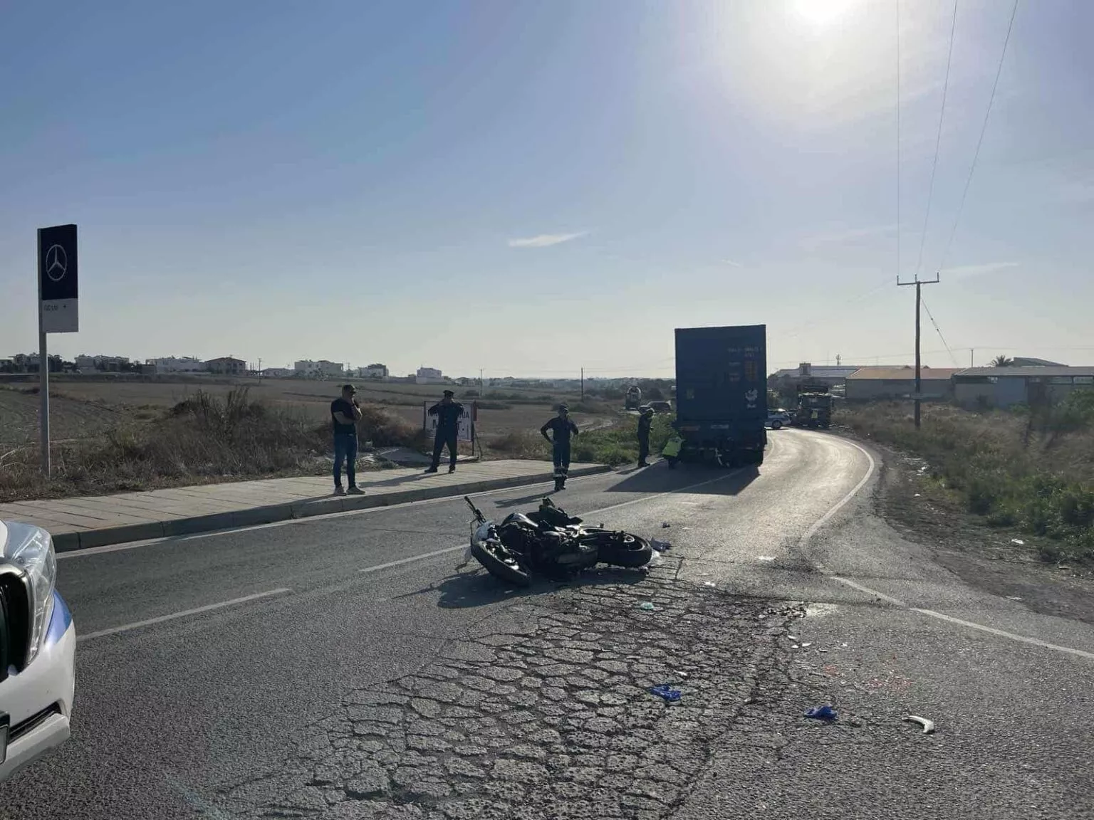 Σοβαρό τροχαίο με μοτοσικλετιστή: Συγκρούστηκε με όχημα που μεταφέρει κοντέινερ – Διακομίσθηκε στο νοσοκομείο