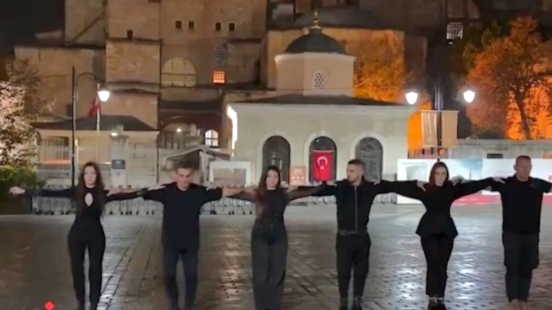 «Στα Άγια Χώματα της Πόλης» - Ελληνικό συρτάκι μπροστά στην Αγιά Σοφιά