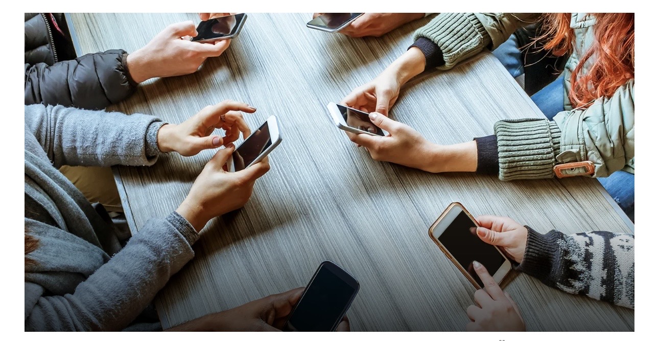 Απαγόρευση social media σε ανηλίκους: Τι προνοεί η πρόταση του ΕΚ και γιατί στέλνει ηχηρό μήνυμα στην Κομισιόν