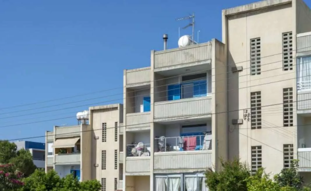 Δάνειο €27.000 εκτοξεύθηκε στο €1 εκατ. – Ένα στα 7 προσφυγικά σε συνοικισμούς κινδυνεύουν με εκποίηση