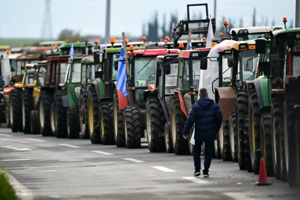 Σε αποκλεισμό του λιμανιού του Βόλου προχωρούν σήμερα οι αγρότες στη σκιά της παρέμβασης του εισαγγελέα