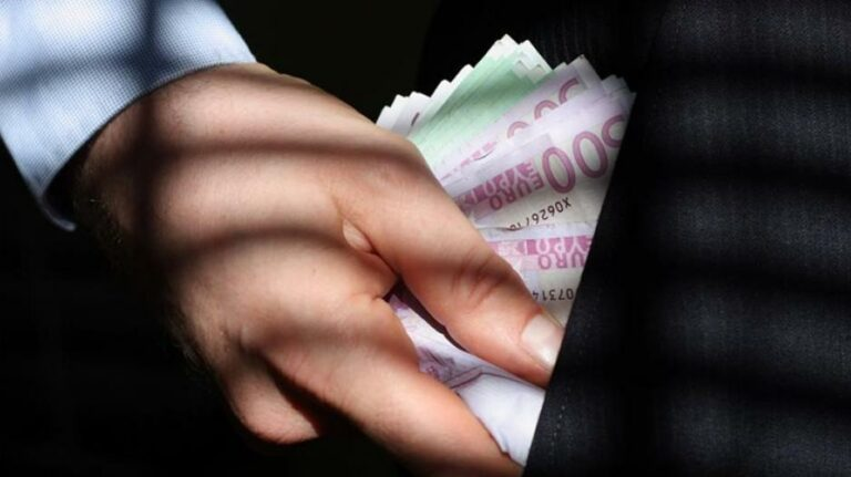 Του «ξάφρισαν» 130 χιλιάδες ευρώ που είχε φυλαγμένες στο σπίτι του