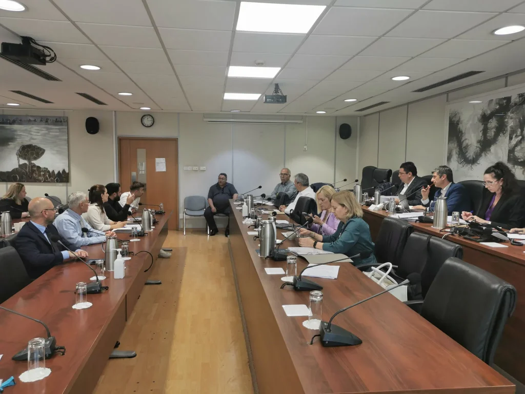 «Φρένο» στο εφ’ όρου ζωής υπηρεσιακό όχημα σε πρώην ΠτΔ και ΠτΒ θέλει να «τραβήξει» η Βουλή