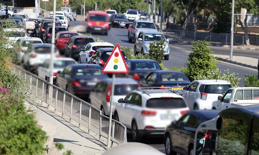 Χάνουν σχεδόν 100 ώρες κολλημένοι στην κίνηση οι Κύπριοι - Τι δείχνει έρευνα