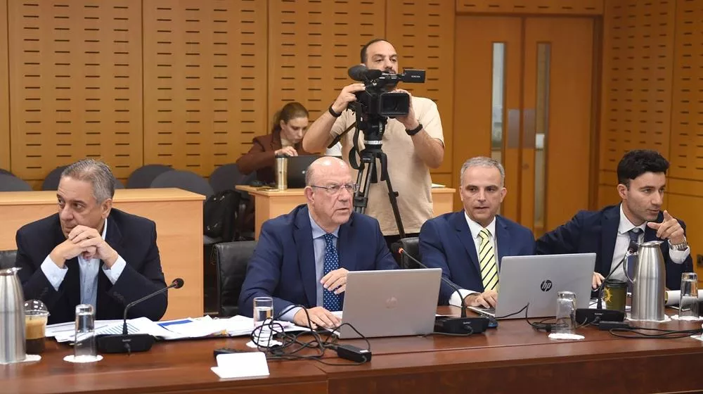 Αλλάζουν τα φώτα σε αφορολόγητο και σε εκπτώσεις