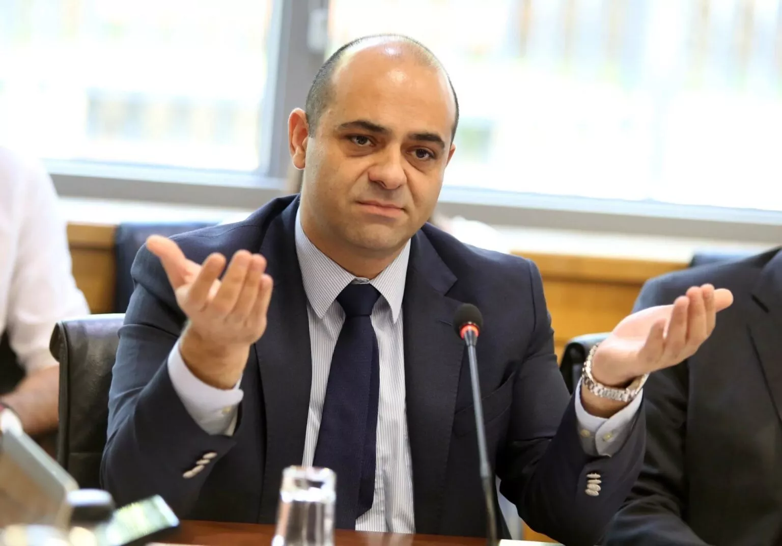 &Pi;&alpha;&nu;&alpha;&gamma;&iota;ώ&tau;&omicron;&upsilon; &gamma;&iota;&alpha; &alpha;&nu;&alpha;&sigma;&chi;&eta;&mu;&alpha;&tau;&iota;&sigma;&mu;ό: &Delta;&epsilon;&nu; &alpha;&nu;έ&mu;&epsilon;&nu;&epsilon; &tau;&eta;&nu; &alpha;&lambda;&lambda;&alpha;&gamma;ή &ndash; &laquo;&Kappa;&alpha;&mu;ί&alpha; &pi;&rho;&omicron;&epsilon;&iota;&delta;&omicron;&pi;&omicron;ί&eta;&sigma;&eta; &kappa;&alpha;&iota; &kappa;&alpha;&nu;έ&nu;&alpha; &kappa;&alpha;&mu;&pi;&alpha;&nu;ά&kappa;&iota;&raquo; &alpha;&pi;ό &tau;&omicron;&nu; &Pi;&rho;ό&epsilon;&delta;&rho;&omicron; &ndash; &Tau;&iota; &lambda;έ&epsilon;&iota; &gamma;&iota;&alpha; &epsilon;&rho;&gamma;&omicron;&delta;ό&tau;&epsilon;&sigmaf;