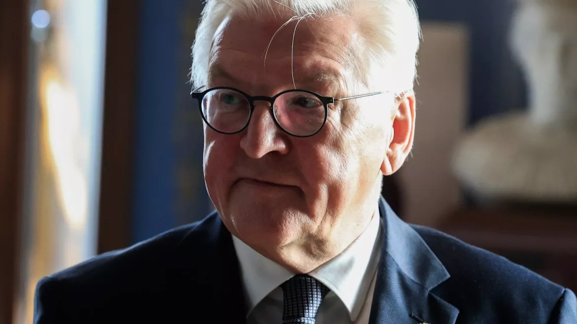 &Delta;&rho;&iota;&mu;&epsilon;ί&alpha; &epsilon;&pi;ί&theta;&epsilon;&sigma;&eta; &tau;&omicron;&upsilon; &Pi;&rho;&omicron;έ&delta;&rho;&omicron;&upsilon; &tau;&eta;&sigmaf; &Gamma;&epsilon;&rho;&mu;&alpha;&nu;ί&alpha;&sigmaf; &sigma;&tau;&eta;&nu; &pi;&omicron;&lambda;&iota;&tau;&iota;&kappa;ή &Tau;&rho;&alpha;&mu;&pi;: &Nu;&alpha; &alpha;&pi;&omicron;&tau;&rho;&alpha;&pi;&epsilon;ί &eta; &mu;&epsilon;&tau;&alpha;&tau;&rho;&omicron;&pi;ή &tau;&omicron;&upsilon; &kappa;ό&sigma;&mu;&omicron;&upsilon; &sigma;&epsilon; &laquo;ά&nu;&tau;&rho;&omicron; &lambda;&eta;&sigma;&tau;ώ&nu;&raquo;