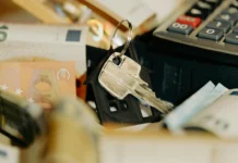 «Σοβαρά ζητήματα συνταγματικότητας στο νόμο για καταχρηστικές ρήτρες» λέει κυβερνητική πηγή, διαφωνεί ο ΣΥΠΡΟΔΑΤ